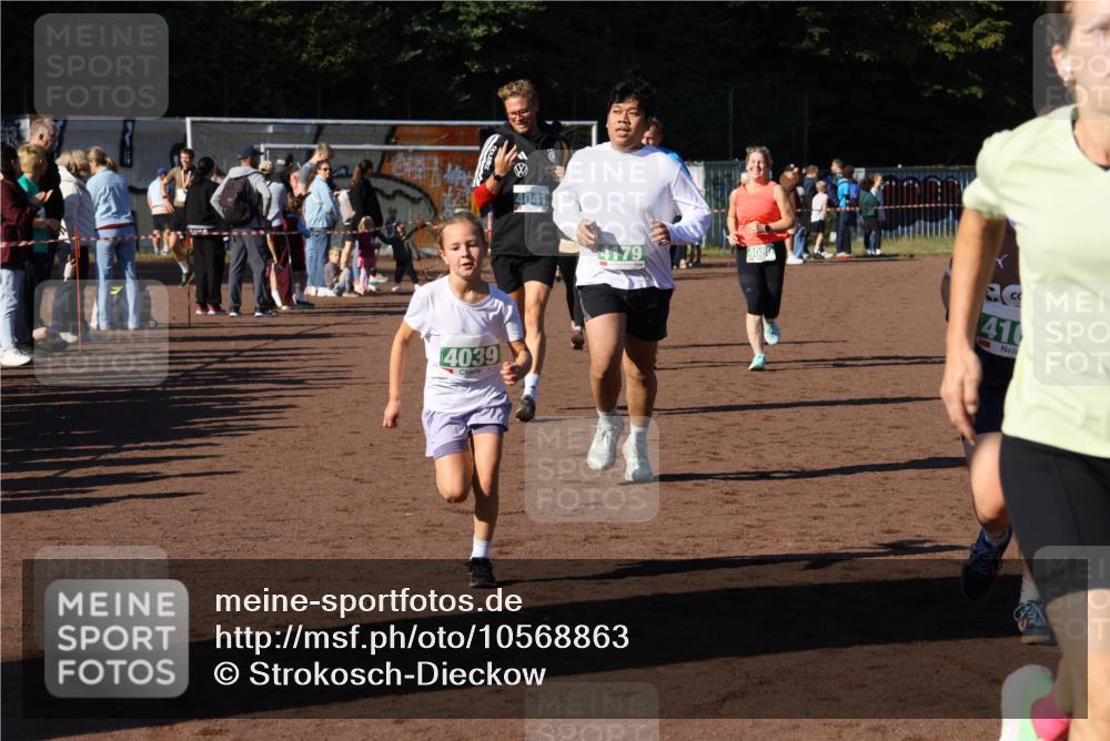 27.09.2026 - 35. Volkslauf durch das schöne Alstertal Strokosch-Dieckow http://msf.ph/oto/10568863 27.09.2026 11:00:25 Ziel 4039, 4041, 4080, 4093, 4095, 4153, 4161, 4179 meine-sportfotos.de