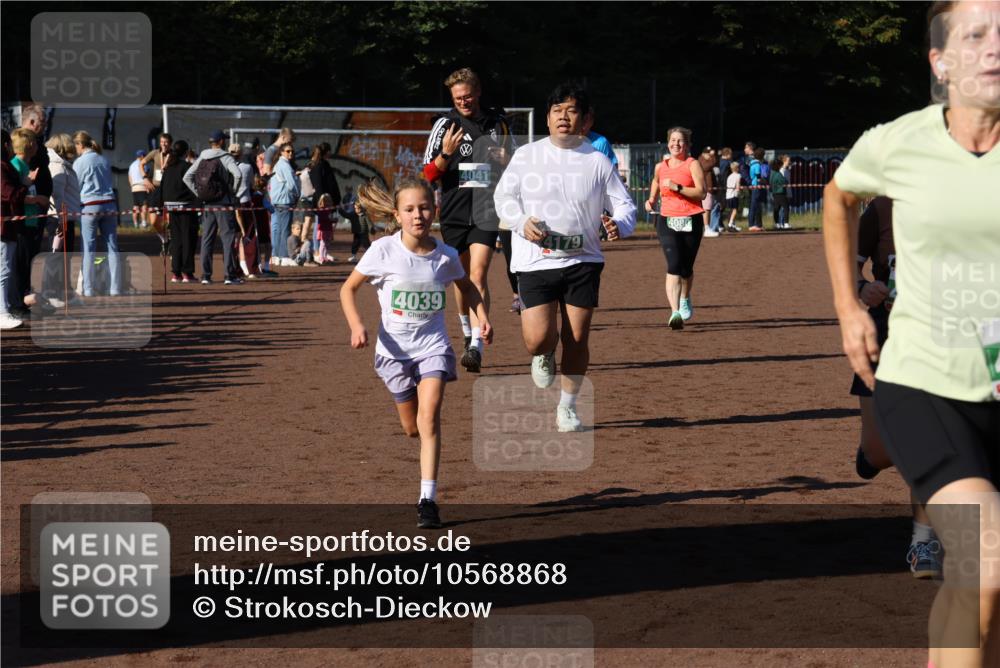 27.09.2026 - 35. Volkslauf durch das schöne Alstertal Strokosch-Dieckow http://msf.ph/oto/10568868 27.09.2026 11:00:25 Ziel 4039, 4041, 4080, 4093, 4095, 4153, 4161, 4179 meine-sportfotos.de