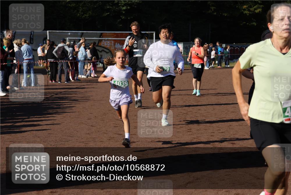 27.09.2026 - 35. Volkslauf durch das schöne Alstertal Strokosch-Dieckow http://msf.ph/oto/10568872 27.09.2026 11:00:25 Ziel 4039, 4041, 4080, 4093, 4095, 4153, 4161, 4179 meine-sportfotos.de