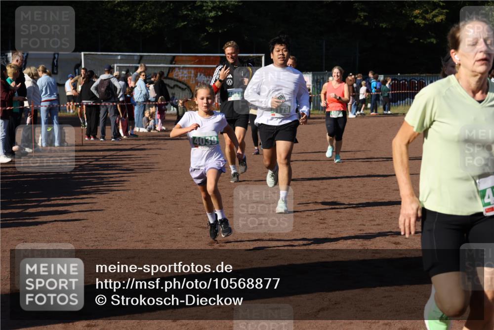 27.09.2026 - 35. Volkslauf durch das schöne Alstertal Strokosch-Dieckow http://msf.ph/oto/10568877 27.09.2026 11:00:24 Ziel 4039, 4041, 4080, 4093, 4095, 4153, 4161, 4179 meine-sportfotos.de
