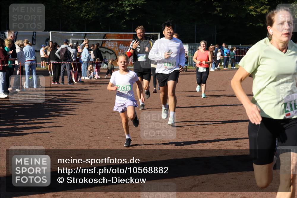 27.09.2026 - 35. Volkslauf durch das schöne Alstertal Strokosch-Dieckow http://msf.ph/oto/10568882 27.09.2026 11:00:24 Ziel 4039, 4041, 4080, 4093, 4095, 4153, 4161, 4179 meine-sportfotos.de