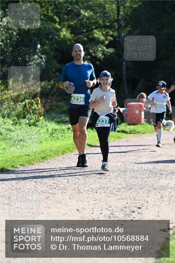 27.09.2026 - 35. Volkslauf durch das schöne Alstertal Dr. Thomas Lammeyer http://msf.ph/oto/10568884 27.09.2026 10:55:08 Laufen 4236, 4237, 4050 meine-sportfotos.de