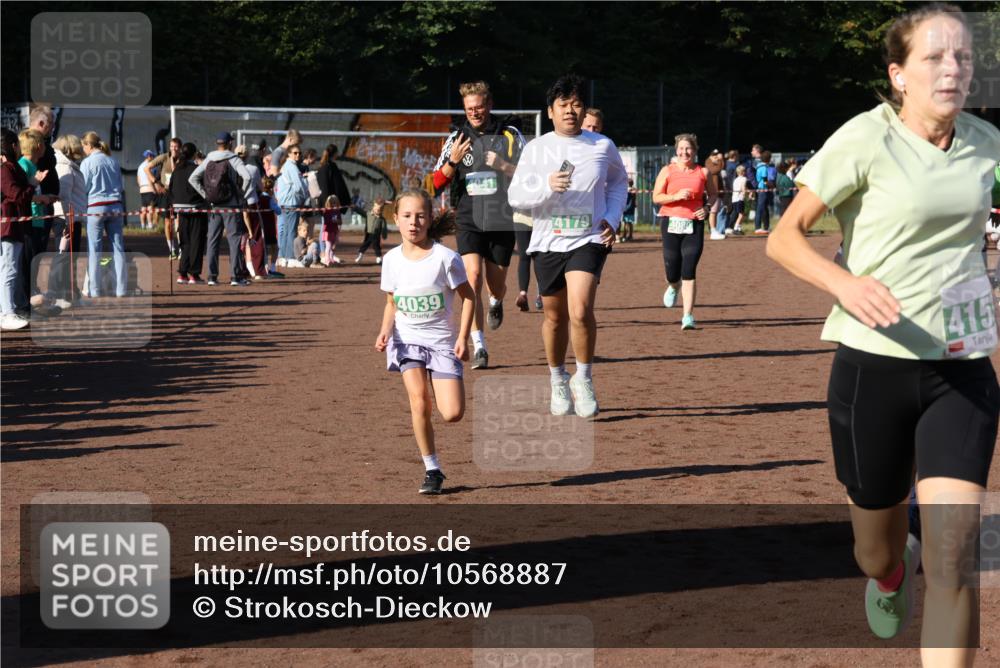 27.09.2026 - 35. Volkslauf durch das schöne Alstertal Strokosch-Dieckow http://msf.ph/oto/10568887 27.09.2026 11:00:24 Ziel 4039, 4041, 4080, 4093, 4095, 4153, 4161, 4179 meine-sportfotos.de