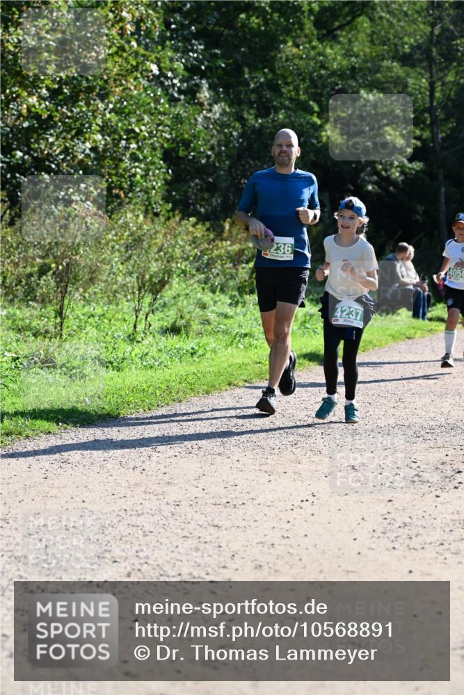 27.09.2026 - 35. Volkslauf durch das schöne Alstertal Dr. Thomas Lammeyer http://msf.ph/oto/10568891 27.09.2026 10:55:09 Laufen 236, 4237, 405 meine-sportfotos.de