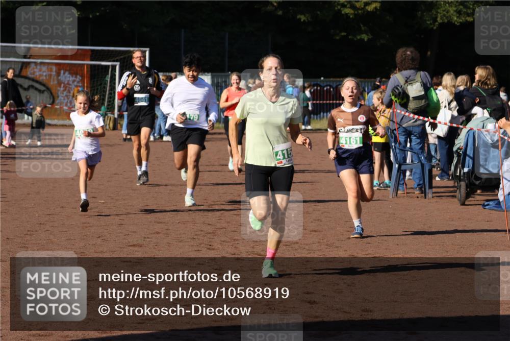 27.09.2026 - 35. Volkslauf durch das schöne Alstertal Strokosch-Dieckow http://msf.ph/oto/10568919 27.09.2026 11:00:22 Ziel 4039, 4041, 4080, 4093, 4095, 4153, 4161, 4179 meine-sportfotos.de