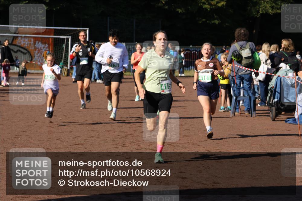 27.09.2026 - 35. Volkslauf durch das schöne Alstertal Strokosch-Dieckow http://msf.ph/oto/10568924 27.09.2026 11:00:22 Ziel 4039, 4041, 4080, 4093, 4095, 4153, 4161, 4179 meine-sportfotos.de