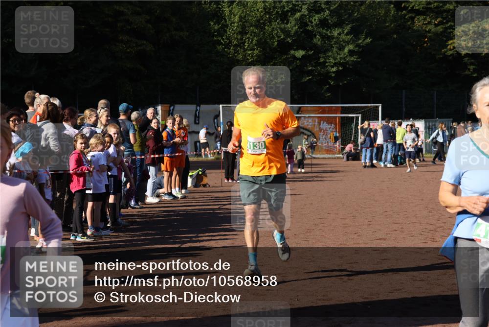 27.09.2026 - 35. Volkslauf durch das schöne Alstertal Strokosch-Dieckow http://msf.ph/oto/10568958 27.09.2026 10:59:57 Ziel 4117, 4130, 4134, 4159, 4160 meine-sportfotos.de