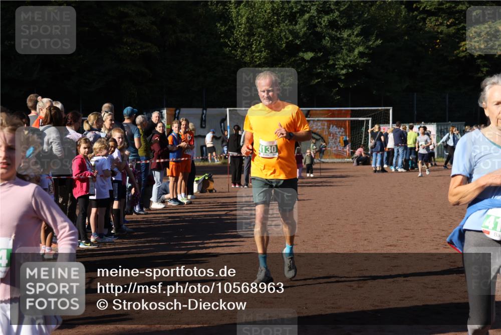 27.09.2026 - 35. Volkslauf durch das schöne Alstertal Strokosch-Dieckow http://msf.ph/oto/10568963 27.09.2026 10:59:57 Ziel 4117, 4130, 4134, 4159, 4160 meine-sportfotos.de