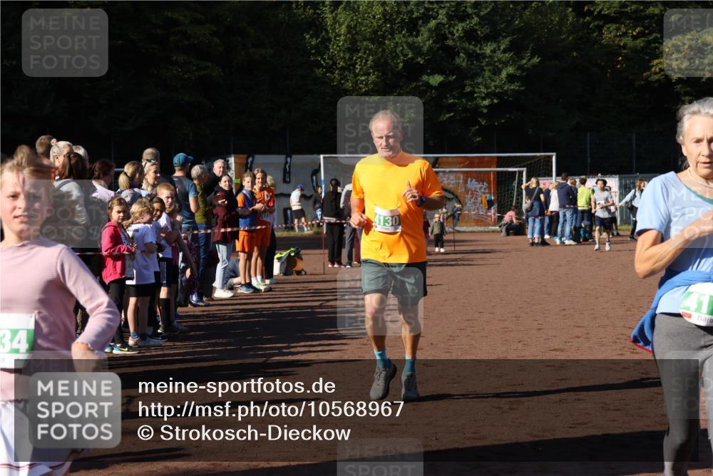27.09.2026 - 35. Volkslauf durch das schöne Alstertal Strokosch-Dieckow http://msf.ph/oto/10568967 27.09.2026 10:59:57 Ziel 4117, 4130, 4134, 4159, 4160 meine-sportfotos.de