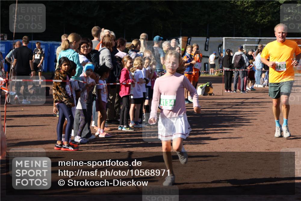27.09.2026 - 35. Volkslauf durch das schöne Alstertal Strokosch-Dieckow http://msf.ph/oto/10568971 27.09.2026 10:59:56 Ziel 4117, 4130, 4134, 4159, 4160 meine-sportfotos.de
