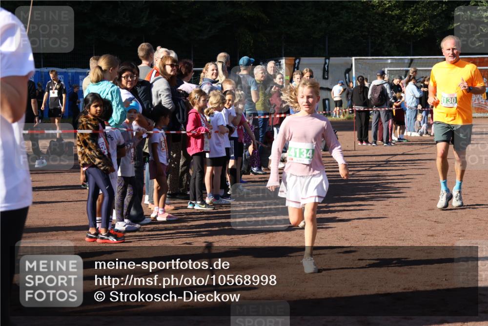 27.09.2026 - 35. Volkslauf durch das schöne Alstertal Strokosch-Dieckow http://msf.ph/oto/10568998 27.09.2026 10:59:56 Ziel 4117, 4130, 4134, 4159, 4160 meine-sportfotos.de
