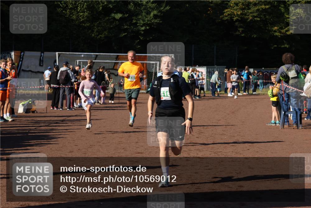 27.09.2026 - 35. Volkslauf durch das schöne Alstertal Strokosch-Dieckow http://msf.ph/oto/10569012 27.09.2026 10:59:53 Ziel 4117, 4130, 4134, 4155, 4159, 4160 meine-sportfotos.de