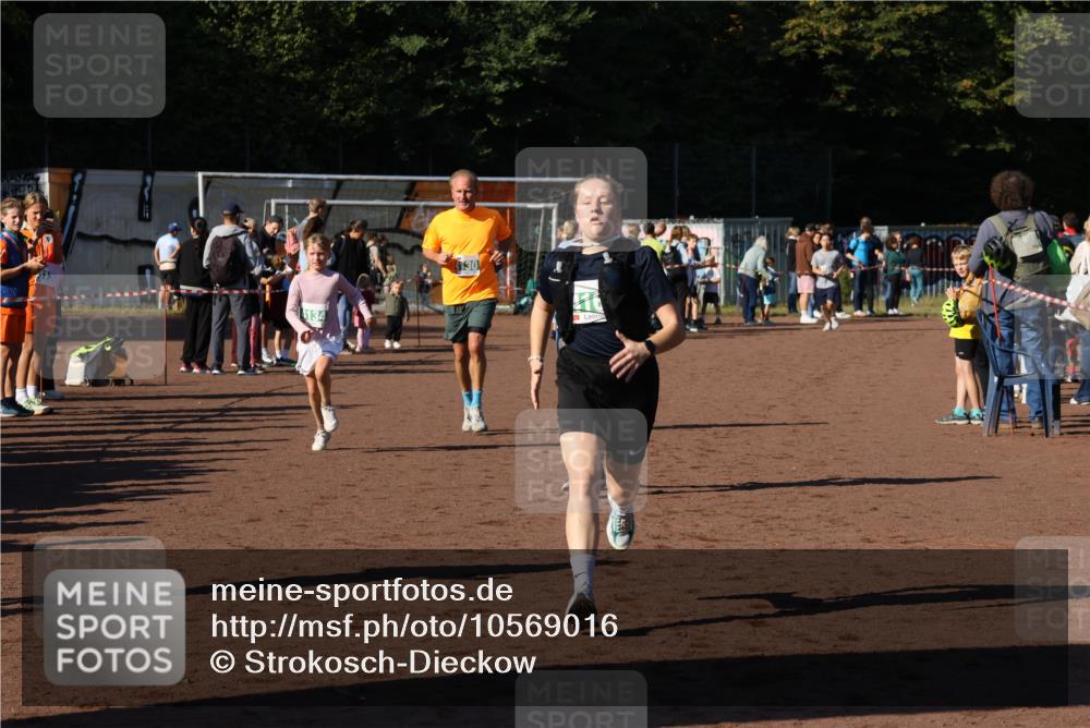 27.09.2026 - 35. Volkslauf durch das schöne Alstertal Strokosch-Dieckow http://msf.ph/oto/10569016 27.09.2026 10:59:53 Ziel 4117, 4130, 4134, 4155, 4159, 4160 meine-sportfotos.de