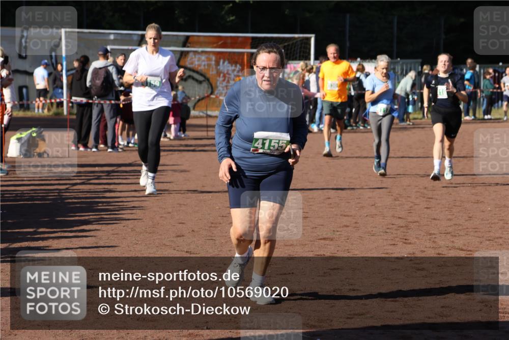 27.09.2026 - 35. Volkslauf durch das schöne Alstertal Strokosch-Dieckow http://msf.ph/oto/10569020 27.09.2026 10:59:50 Ziel 4117, 4130, 4134, 4155, 4159, 4160 meine-sportfotos.de