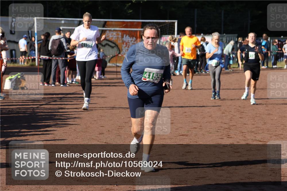 27.09.2026 - 35. Volkslauf durch das schöne Alstertal Strokosch-Dieckow http://msf.ph/oto/10569024 27.09.2026 10:59:50 Ziel 4117, 4130, 4134, 4155, 4159, 4160 meine-sportfotos.de
