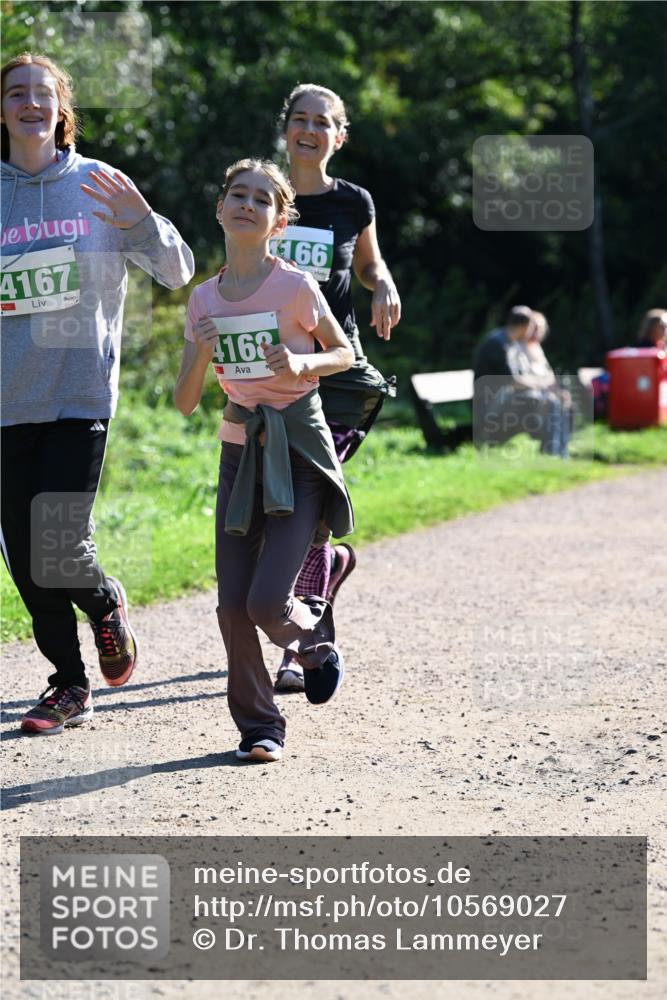 27.09.2026 - 35. Volkslauf durch das schöne Alstertal Dr. Thomas Lammeyer http://msf.ph/oto/10569027 27.09.2026 10:55:34 Laufen 4167, 4168, 166 meine-sportfotos.de