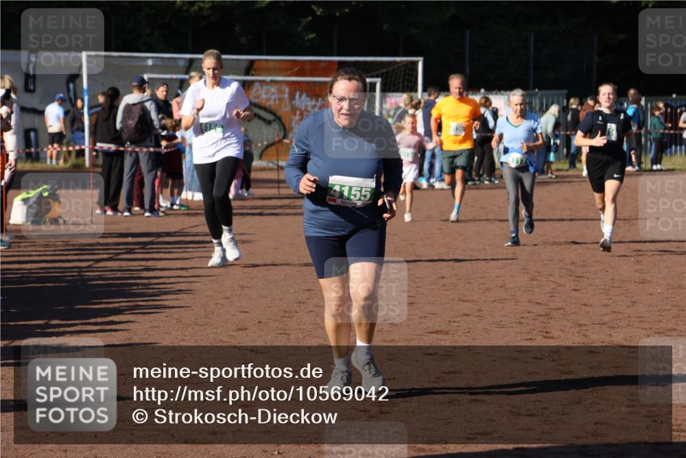 27.09.2026 - 35. Volkslauf durch das schöne Alstertal Strokosch-Dieckow http://msf.ph/oto/10569042 27.09.2026 10:59:50 Ziel 4117, 4130, 4134, 4155, 4159, 4160 meine-sportfotos.de