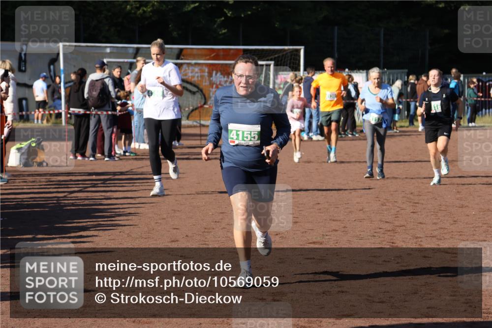 27.09.2026 - 35. Volkslauf durch das schöne Alstertal Strokosch-Dieckow http://msf.ph/oto/10569059 27.09.2026 10:59:50 Ziel 4117, 4130, 4134, 4155, 4159, 4160 meine-sportfotos.de