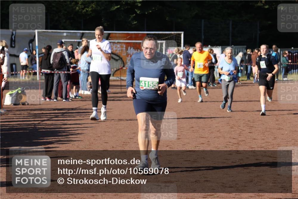 27.09.2026 - 35. Volkslauf durch das schöne Alstertal Strokosch-Dieckow http://msf.ph/oto/10569078 27.09.2026 10:59:49 Ziel 4117, 4130, 4134, 4155, 4159, 4160 meine-sportfotos.de