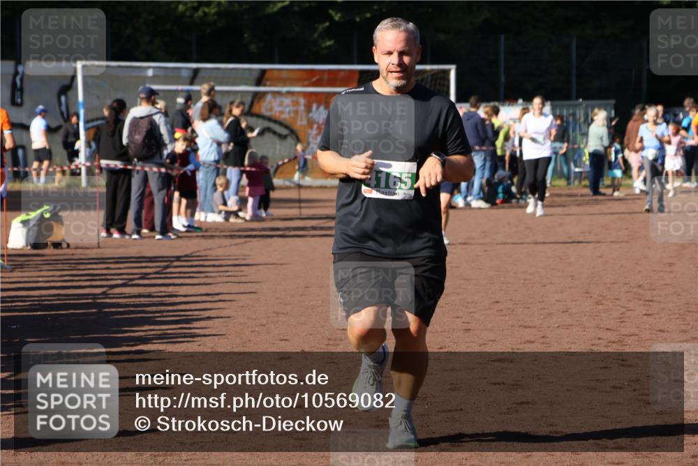 27.09.2026 - 35. Volkslauf durch das schöne Alstertal Strokosch-Dieckow http://msf.ph/oto/10569082 27.09.2026 10:59:43 Ziel 4155, 4165, 4235 meine-sportfotos.de