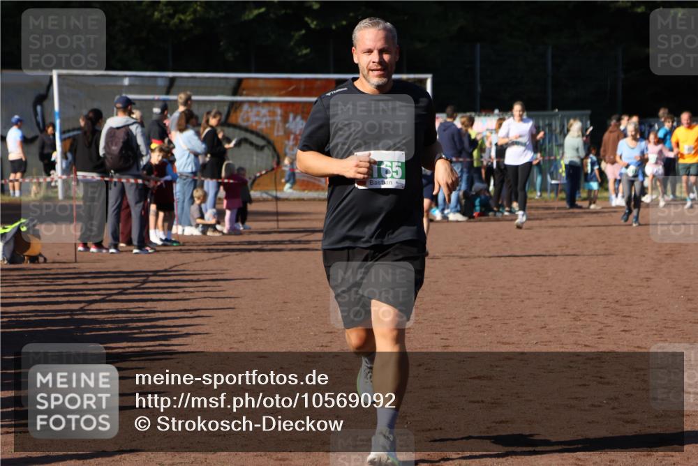 27.09.2026 - 35. Volkslauf durch das schöne Alstertal Strokosch-Dieckow http://msf.ph/oto/10569092 27.09.2026 10:59:42 Ziel 4155, 4165, 4235 meine-sportfotos.de