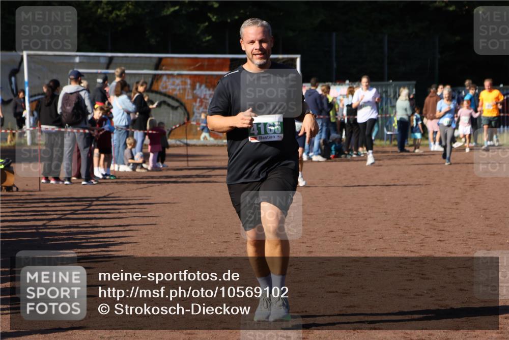 27.09.2026 - 35. Volkslauf durch das schöne Alstertal Strokosch-Dieckow http://msf.ph/oto/10569102 27.09.2026 10:59:42 Ziel 4155, 4165, 4235 meine-sportfotos.de