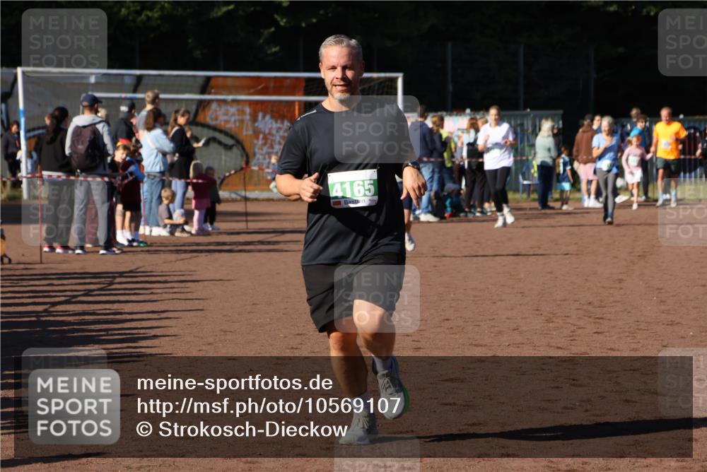 27.09.2026 - 35. Volkslauf durch das schöne Alstertal Strokosch-Dieckow http://msf.ph/oto/10569107 27.09.2026 10:59:42 Ziel 4155, 4165, 4235 meine-sportfotos.de