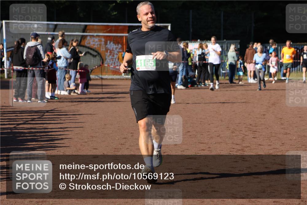 27.09.2026 - 35. Volkslauf durch das schöne Alstertal Strokosch-Dieckow http://msf.ph/oto/10569123 27.09.2026 10:59:42 Ziel 4155, 4165, 4235 meine-sportfotos.de