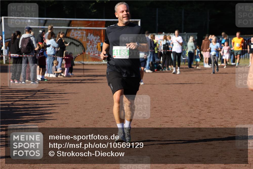 27.09.2026 - 35. Volkslauf durch das schöne Alstertal Strokosch-Dieckow http://msf.ph/oto/10569129 27.09.2026 10:59:42 Ziel 4155, 4165, 4235 meine-sportfotos.de