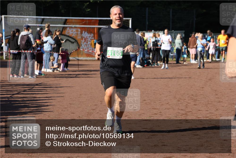 27.09.2026 - 35. Volkslauf durch das schöne Alstertal Strokosch-Dieckow http://msf.ph/oto/10569134 27.09.2026 10:59:42 Ziel 4155, 4165, 4235 meine-sportfotos.de