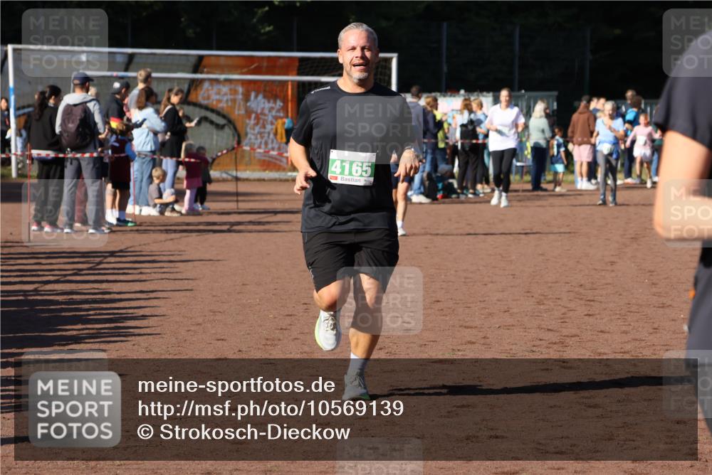 27.09.2026 - 35. Volkslauf durch das schöne Alstertal Strokosch-Dieckow http://msf.ph/oto/10569139 27.09.2026 10:59:42 Ziel 4155, 4165, 4235 meine-sportfotos.de