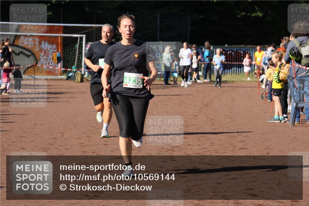27.09.2026 - 35. Volkslauf durch das schöne Alstertal Strokosch-Dieckow http://msf.ph/oto/10569144 27.09.2026 10:59:40 Ziel 4047, 4049, 4165, 4235 meine-sportfotos.de