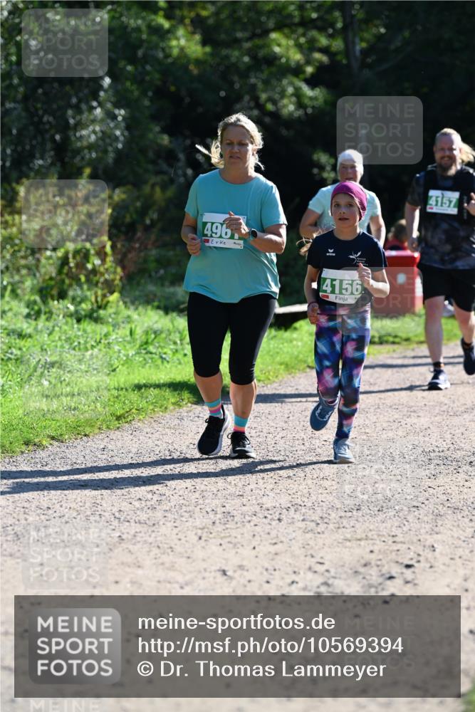 27.09.2026 - 35. Volkslauf durch das schöne Alstertal Dr. Thomas Lammeyer http://msf.ph/oto/10569394 27.09.2026 10:57:47 Laufen 496, 4156, 4157 meine-sportfotos.de