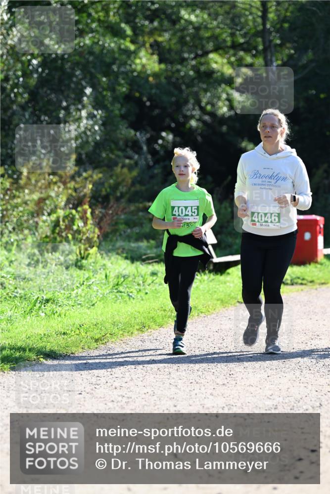 27.09.2026 - 35. Volkslauf durch das schöne Alstertal Dr. Thomas Lammeyer http://msf.ph/oto/10569666 27.09.2026 10:59:37 Laufen 1983, 4045, 4046 meine-sportfotos.de