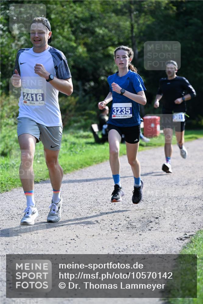 27.09.2026 - 35. Volkslauf durch das schöne Alstertal Dr. Thomas Lammeyer http://msf.ph/oto/10570142 27.09.2026 11:09:56 Laufen 2416, 3235, 3011 meine-sportfotos.de