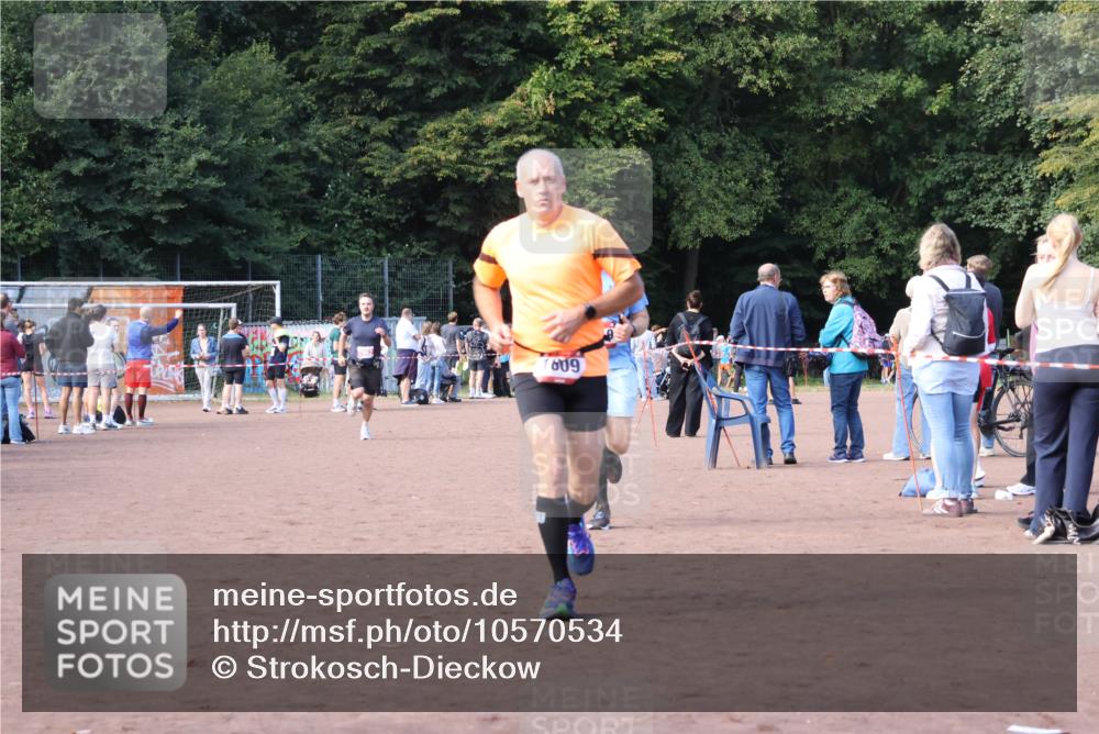 27.09.2026 - 35. Volkslauf durch das schöne Alstertal Strokosch-Dieckow http://msf.ph/oto/10570534 27.09.2026 12:18:03 Ziel 1609, 1619, 1626, 2318, 2962 meine-sportfotos.de