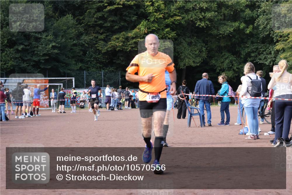 27.09.2026 - 35. Volkslauf durch das schöne Alstertal Strokosch-Dieckow http://msf.ph/oto/10570556 27.09.2026 12:18:03 Ziel 1609, 1619, 1626, 2318, 2962 meine-sportfotos.de
