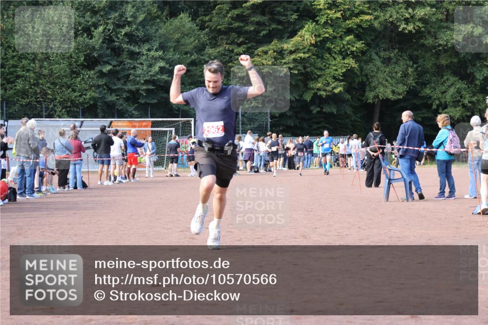 27.09.2026 - 35. Volkslauf durch das schöne Alstertal Strokosch-Dieckow http://msf.ph/oto/10570566 27.09.2026 12:18:07 Ziel 1609, 1619, 2962 meine-sportfotos.de