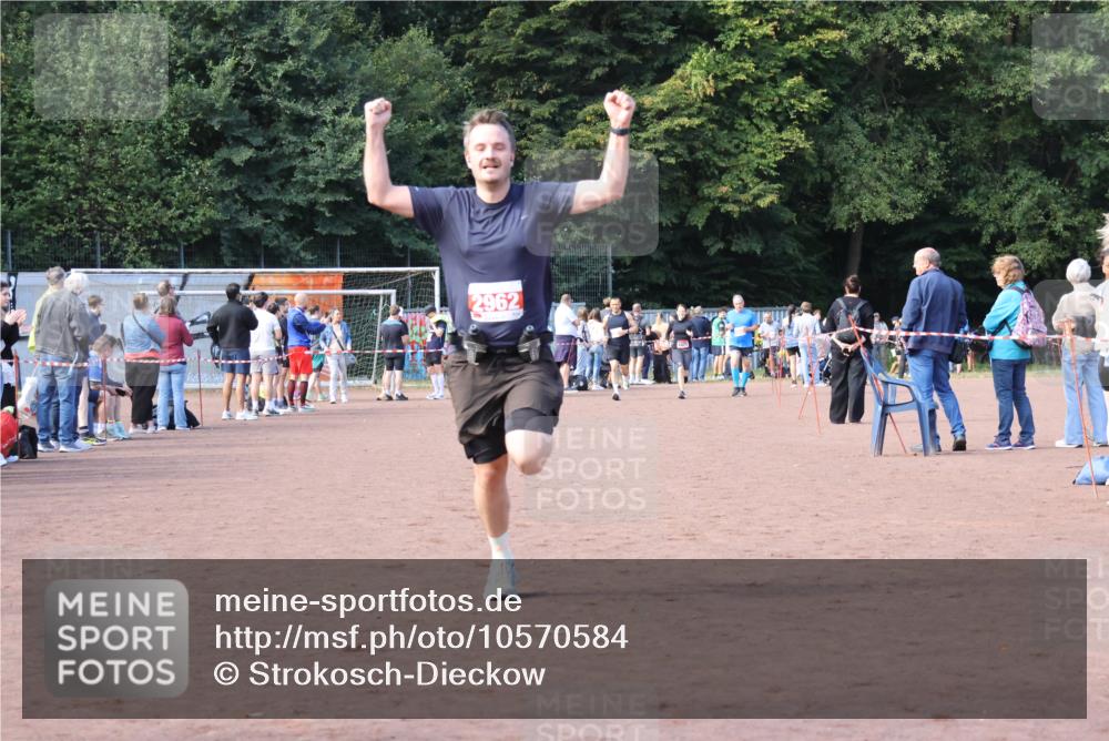 27.09.2026 - 35. Volkslauf durch das schöne Alstertal Strokosch-Dieckow http://msf.ph/oto/10570584 27.09.2026 12:18:07 Ziel 1609, 1619, 2962 meine-sportfotos.de