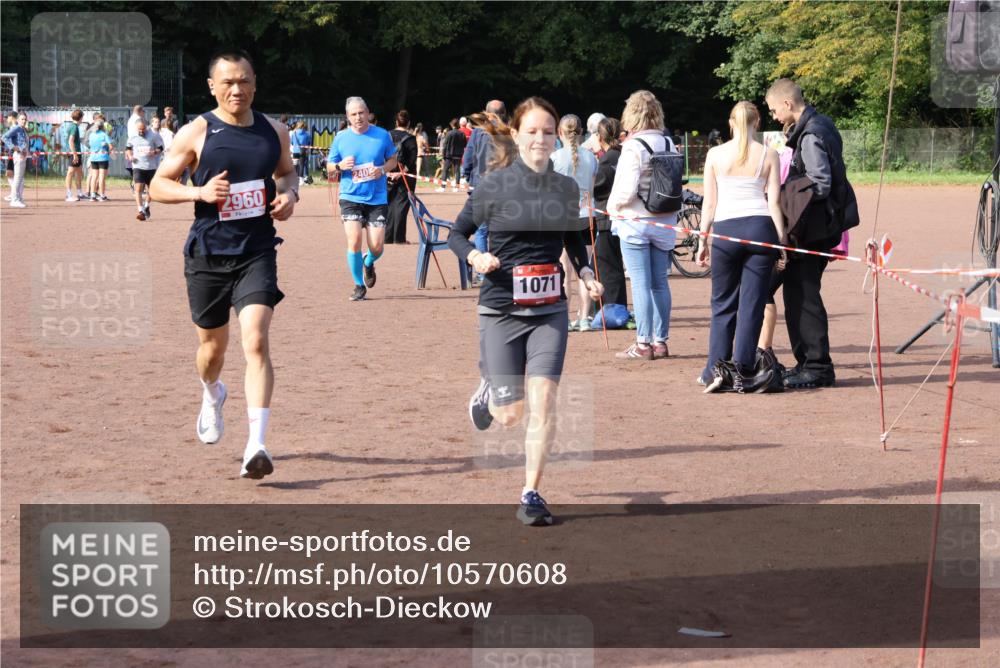 27.09.2026 - 35. Volkslauf durch das schöne Alstertal Strokosch-Dieckow http://msf.ph/oto/10570608 27.09.2026 12:18:17 Ziel 1071, 2405, 2960 meine-sportfotos.de