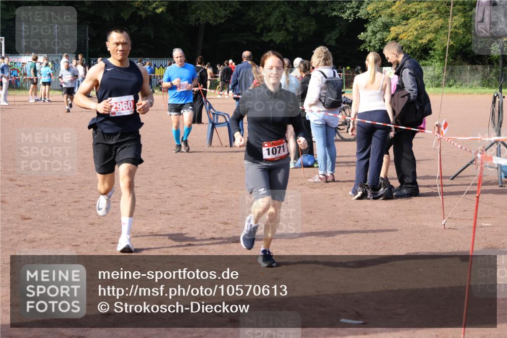 27.09.2026 - 35. Volkslauf durch das schöne Alstertal Strokosch-Dieckow http://msf.ph/oto/10570613 27.09.2026 12:18:17 Ziel 1071, 2405, 2960 meine-sportfotos.de