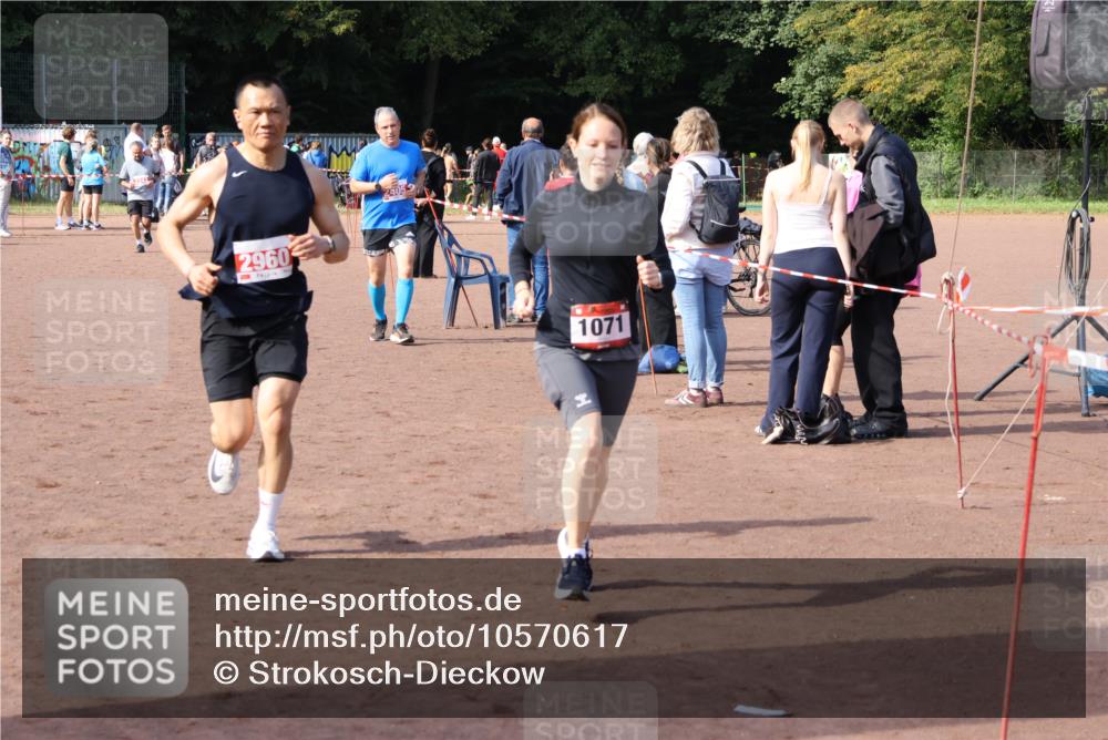 27.09.2026 - 35. Volkslauf durch das schöne Alstertal Strokosch-Dieckow http://msf.ph/oto/10570617 27.09.2026 12:18:17 Ziel 1071, 2405, 2960 meine-sportfotos.de