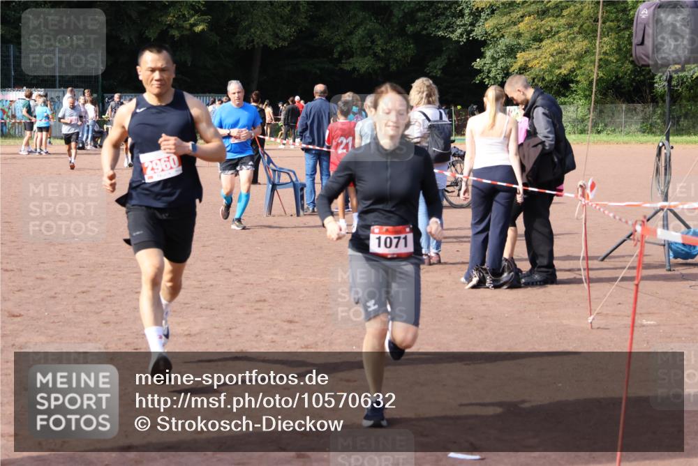 27.09.2026 - 35. Volkslauf durch das schöne Alstertal Strokosch-Dieckow http://msf.ph/oto/10570632 27.09.2026 12:18:17 Ziel 1071, 2405, 2960 meine-sportfotos.de