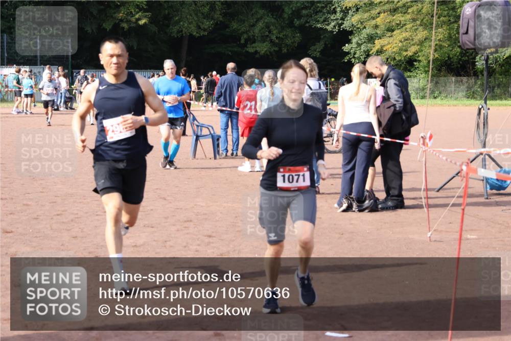 27.09.2026 - 35. Volkslauf durch das schöne Alstertal Strokosch-Dieckow http://msf.ph/oto/10570636 27.09.2026 12:18:17 Ziel 1071, 2405, 2960 meine-sportfotos.de
