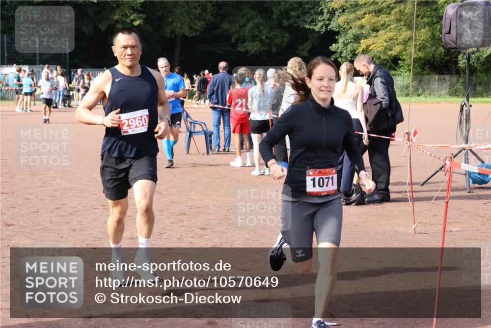 27.09.2026 - 35. Volkslauf durch das schöne Alstertal Strokosch-Dieckow http://msf.ph/oto/10570649 27.09.2026 12:18:18 Ziel 1071, 2405, 2960 meine-sportfotos.de