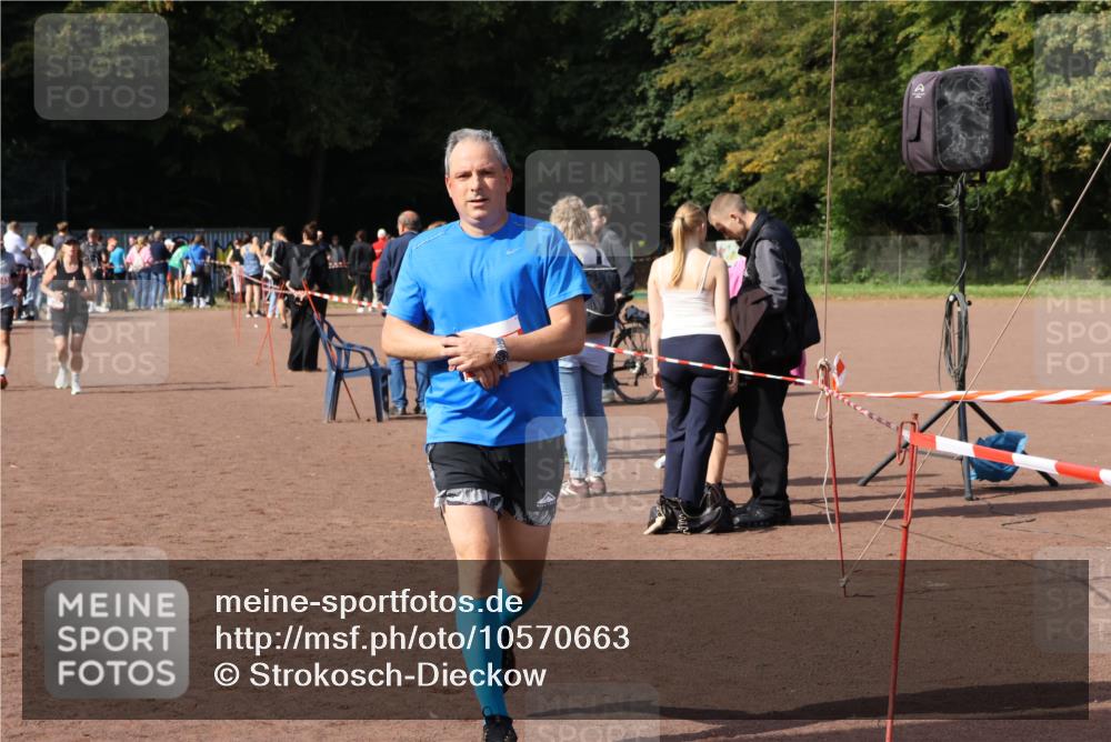 27.09.2026 - 35. Volkslauf durch das schöne Alstertal Strokosch-Dieckow http://msf.ph/oto/10570663 27.09.2026 12:18:22 Ziel 1082, 2405, 2960 meine-sportfotos.de