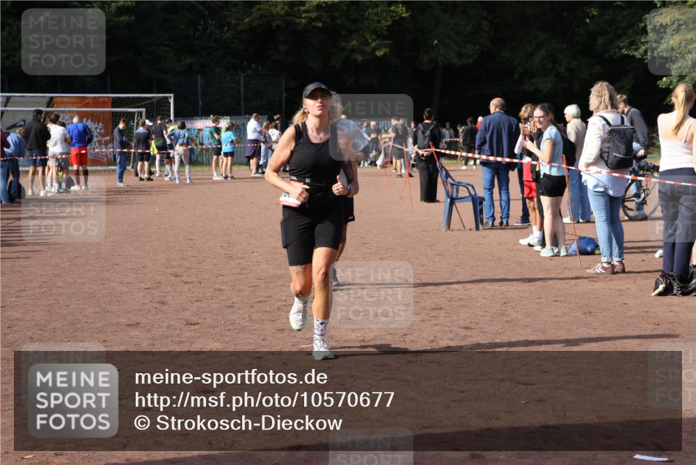 27.09.2026 - 35. Volkslauf durch das schöne Alstertal Strokosch-Dieckow http://msf.ph/oto/10570677 27.09.2026 12:18:28 Ziel 1082, 2243 meine-sportfotos.de