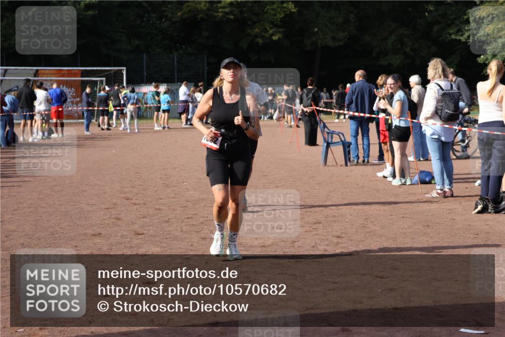 27.09.2026 - 35. Volkslauf durch das schöne Alstertal Strokosch-Dieckow http://msf.ph/oto/10570682 27.09.2026 12:18:28 Ziel 1082, 2243 meine-sportfotos.de