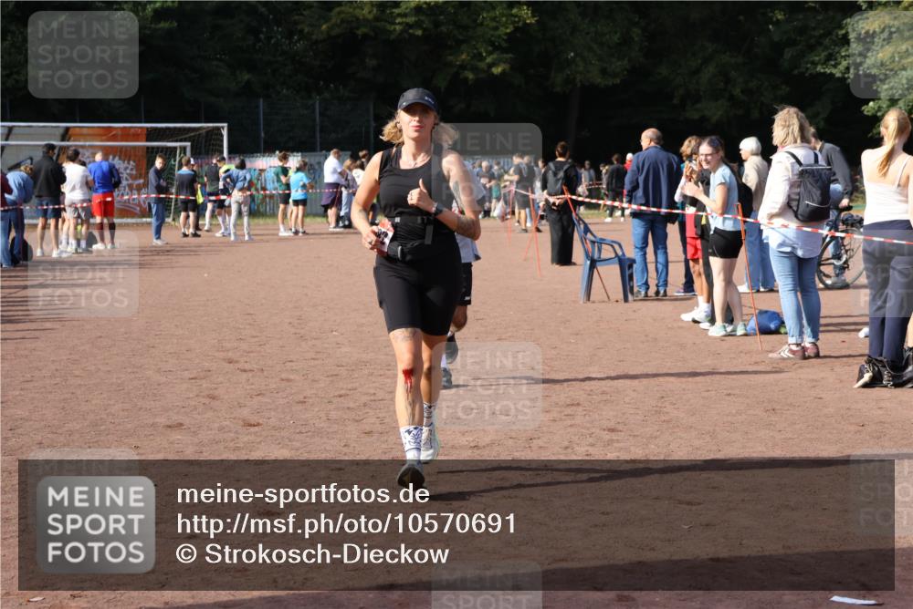 27.09.2026 - 35. Volkslauf durch das schöne Alstertal Strokosch-Dieckow http://msf.ph/oto/10570691 27.09.2026 12:18:28 Ziel 1082, 2243 meine-sportfotos.de