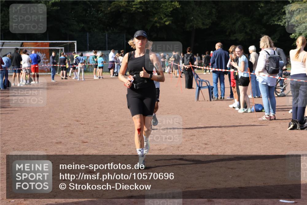 27.09.2026 - 35. Volkslauf durch das schöne Alstertal Strokosch-Dieckow http://msf.ph/oto/10570696 27.09.2026 12:18:28 Ziel 1082, 2243 meine-sportfotos.de